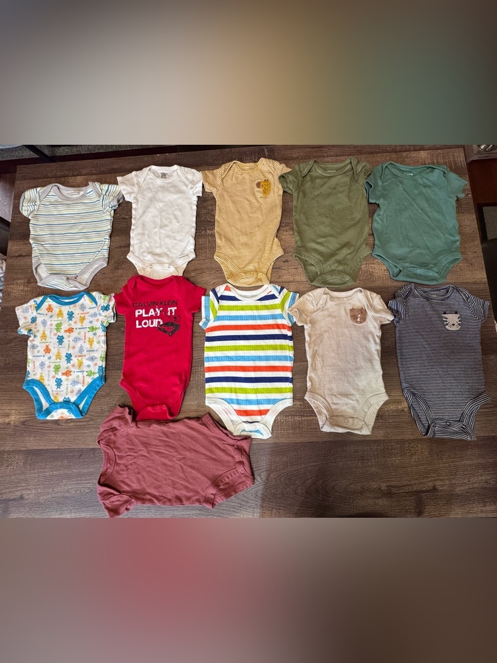 Bundle of short-sleeve baby bodysuits (onesies)Size 0-3 Months